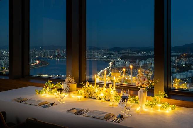 63스퀘어 내 터치더스카이가 진행하는 화이트데이 시즌 연인 패키지 테이블 세팅 모습 한화푸드테크 제공