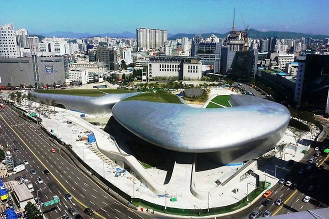 서울시는 동대문디자인플라자(DDP) 일대를 되살리기 위해 'DDP 일대 정비예정구역 정비구역 지정 및 정비계획 수립' 용역에 이달 중 착수한다. DDP 일대 상권을 활성화하고, 새로운 공간으로 재편하기 위한 것이다. 서울시 제공