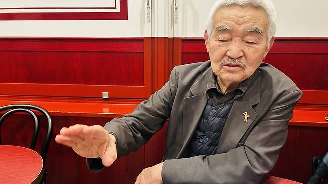 일본 대표적 진보 지식인 다나카 히로시(88) 히토쓰바시대학 명예교수가 지난 7일 도쿄 한 커피숍에서 ‘고교 무상화 확대 정책’에서 조선학교 고교생들을 배제한 일본 연립여당 자민-공명당과 일본유신회를 강한 어조로 비판하고 있다.