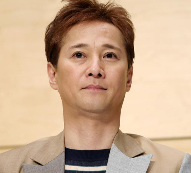 일본의 국민 MC로 불리는 전 아이돌 그룹 스마프(SMAP)의 리더였던 나카이 마사히로가 2020년 2월 21일 도쿄에서 열린 기자회견에 참석해 취재진 질문을 듣고 있다. 도쿄=지지·EPA 연합뉴스