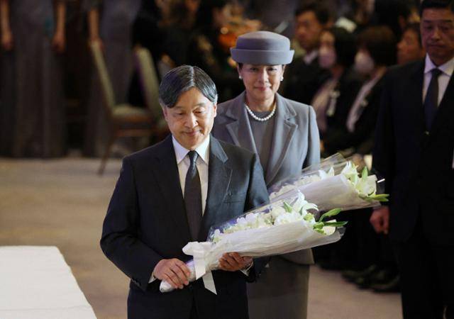 나루히토(왼쪽) 일본 일왕과 마사코(가운데) 왕비가 1월 17일 일본 고베에서 열린 한신대지진 30주기 추모식에서 헌화하고 있다. 고베=지지·AFP 연합뉴스