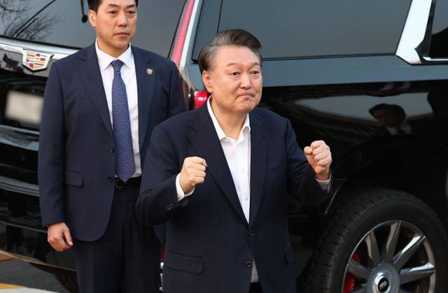 서울구치소에서 석방된 윤석열(오른쪽) 대통령이 지난 8일 서울 한남동 관저 앞에 도착해 주먹을 불끈 쥐며 지지자들을 향해 인사하고 있다. 연합뉴스