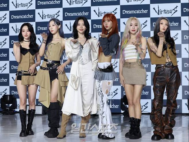 그룹 드림캐쳐 수아, 한동, 지유, 유현, 가현, 다미(왼쪽부터)가 10일 오후 서울 강남구 일지아트홀에서 열린 열 번째 미니앨범 '버추어스(VirtuouS)' 발매 기념 쇼케이스에 참석해 포즈를 취하고 있다. 타이틀 '저스티스(JUSTICE)'는 세계관 속 신념을 더욱 견고히 하는 곡이다. 악에 맹렬히 맞서는 '우리'를 표현했다. 서병수 기자 qudtn@edaily.co.kr /2024.07.10/