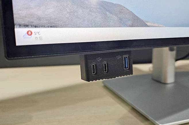 모니터 전면의 좌측 하단을 누르면 또다른 확장 포트가 튀어나온다 / 출처=IT동아