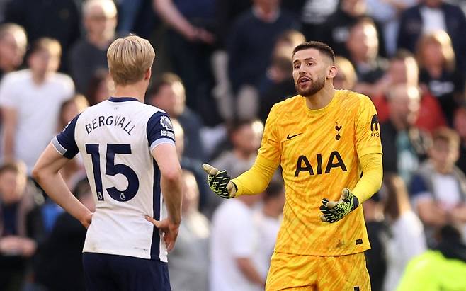 답답함을 호소하는 토트넘 골키퍼 비카리오. [로이터=연합뉴스]