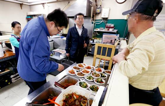 경기도 특별사법조사단원들이 수원의 한 음식점에서 원산지표시 위반 단속을 하고 있다. 중앙포토