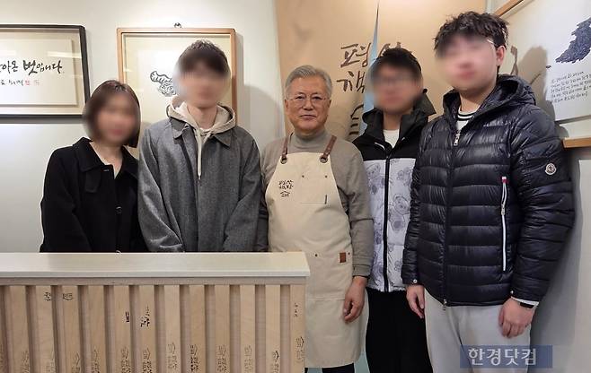 평산책방을 방문한 중국인들이 문재인 전 대통령과 기념 사진을 찍는 모습. /사진=이민형 기자