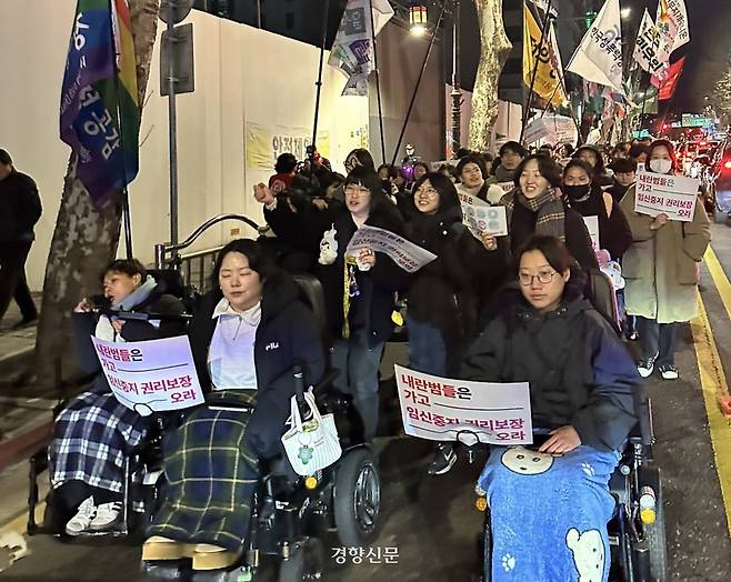 성적권리와 재생산정의를 위한 센터 셰어(SHARE) 등이 지난 5일 서울 종로구 마로니에 공원 인근에서 ‘윤석열 퇴진! 평등으로 가는 수요일 내란범들은 가고 임신중지 권리 보장 오라’ 집회를 열었다. X(옛 트위터) 갈무리