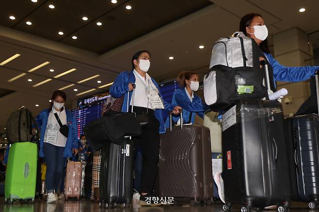 외국인 가사관리사 시범사업에 참여하는 필리핀 가사관리사들이 지난해 8월 6일 인천국제공항 제1터미널을 통해 입국한 뒤 버스로 이동하고 있다. 공항사진기자단