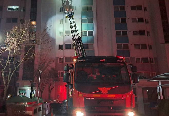 경북 경산시 백천동에 있는 한 15층짜리 아파트에서 10일 불이 나 소방당국으 구조작업을 벌이고 있다. 경북소방본부 제공