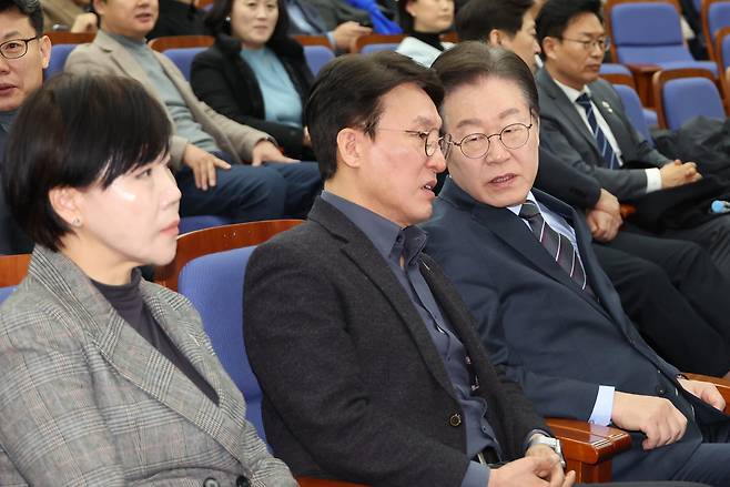 김민석 더불어민주당 최고위원(가운데)이 지난 9일 국회에서 열린 비상 의원총회에서 이재명 대표와 이야기를 나누고 있다. 연합뉴스