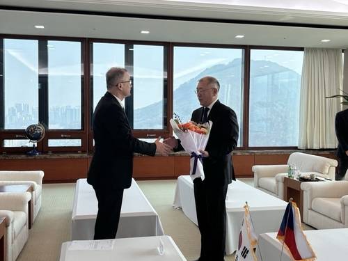 정의선 현대차그룹 회장이 10일 이반 얀차렉 주한 체코대사로부터 외교 훈장을 받은 후 악수하고 있다. 연합뉴스