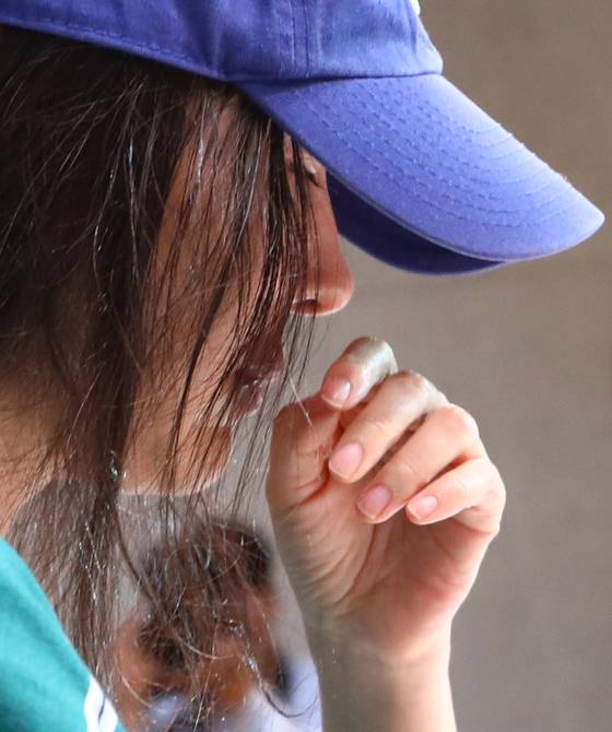 Min Hee-jin, CEO of ADOR, tears up while speaking during a press conference held Wednesday in southern Seoul. The conference was held seven hours after HYBE said it would report her to the police for breach of trust. [NEWS1]