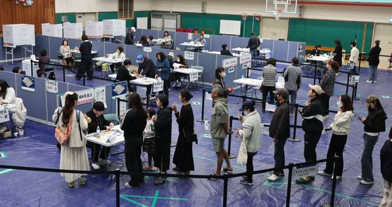 Voters are lined up to cast ballots at an elementary school in Songpa District, southern Seoul on Wednesday. [YONHAP]