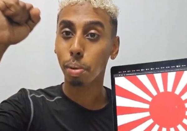 욱일기를 보이며 ‘독도가 아닌 다케시마’라고 외친 미국인 유튜버 조니 소말리. 서경덕 교수 페이스북 캡처