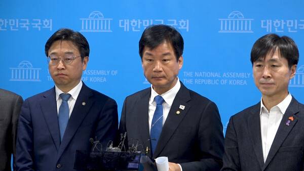 ▲박균택 더불어민주당 법률위원장이 10일 국회 소통관 백브리핑에서 법원의 윤석열 대통령 구속취소 근거인 구속기간 계산에 대해 판사가 잘못 판단했다고 본다고 반박하고 있다. 사진=JTBC 영상 갈무리