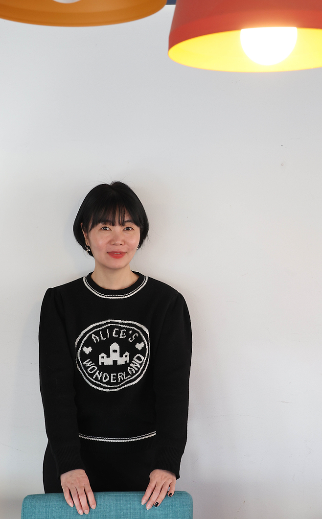 엄마의 조력사망 기록을 담은 에세이집 ‘오늘이 내일이면 좋겠다’를 출간한 남유하 작가. <이충우 기자>