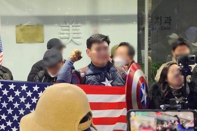 ‘캡틴 아메리카’ 복장을 한 윤석열 대통령 지지자 안병희씨. [사진=연합뉴스]