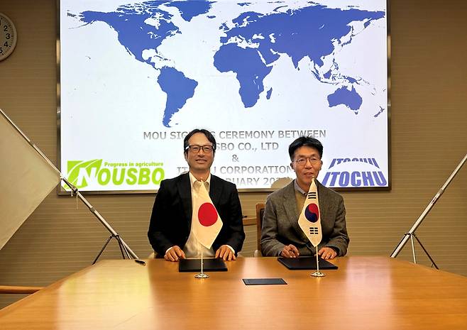 이경원 누보 대표(오른쪽)와 후카이 토시유키 이토추상사 GM이 일본 도쿄에 위치한 이토추 상사 본사에서 비료 공급 협약을 맺고 있다. <사진 제공=누보>