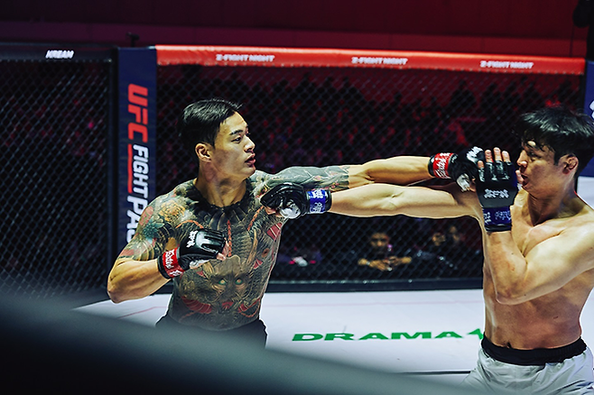 황인수(왼쪽)가 2024년 12월 경기도 고양시 KINTEX 제2전시장 7A홀에서 김한슬과 Z-Fight Night 2 메인이벤트 계약 체중 81㎏ 경기를 하고 있다. ZFN 2는 UFC Fight Pass로 세계 200여 나라에 생중계됐다. 사진=MCP ECC
