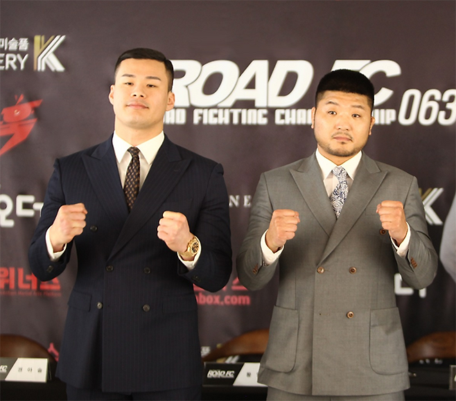왼쪽부터 제8대 로드FC 미들급 챔피언 황인수, 제2대 로드FC 라이트급 챔피언 권아솔이 2023년 1월 남산타워 갤러리K 전시관 기자회견에서 촬영에 응하고 있다. 사진=세계격투스포츠협회