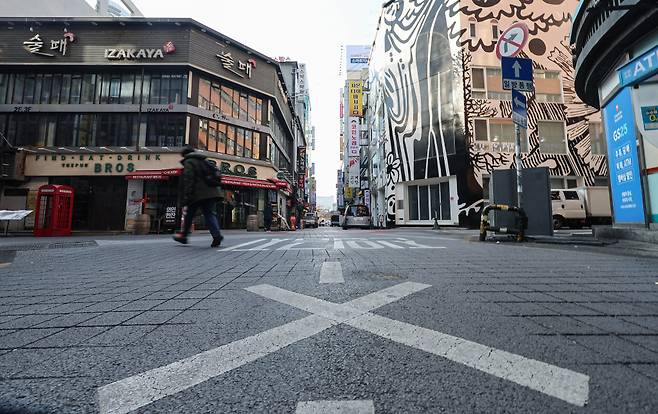 지난달 25일 서울 종로구 음식점이 밀집한 거리가 한산한 모습./사진=뉴스1