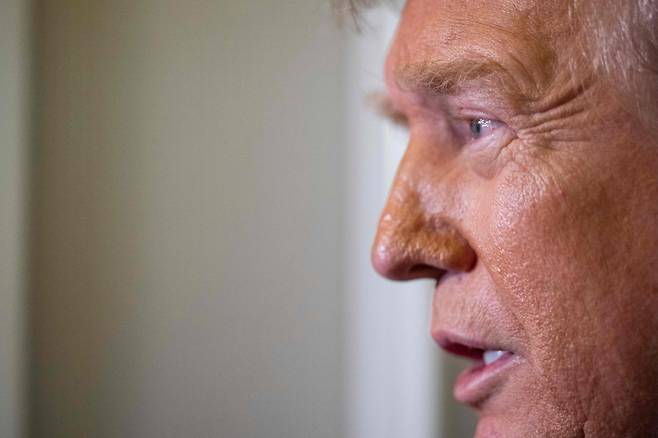 도널드 트럼프 미국 대통령이 9일(현지시간) 플로리다주 웨스트 팜비치에서 워싱턴 백악관으로 돌아오는 전용기서 취재진을 만나 “우크라이나에 대한 정보 제공 차단은 거의 해제했다"고 말하고 있다. 2025.03.10   /AFPBBNews=뉴스1