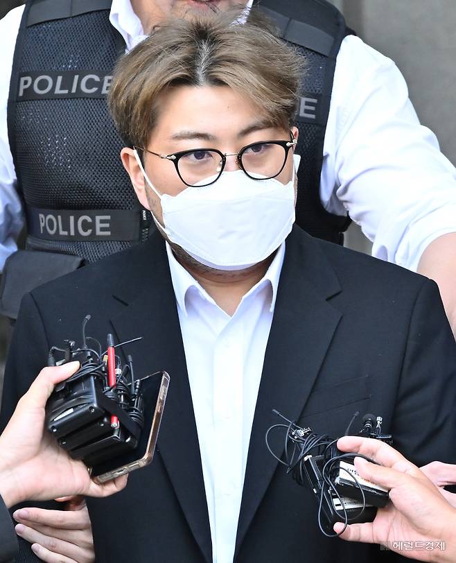 음주 뺑소니 혐의를 받는 가수 김호중이 31일 오전 서울 강남구 강남경찰서에서 검찰로 송치되고 있다. [사진=임세준 기자/jun@]