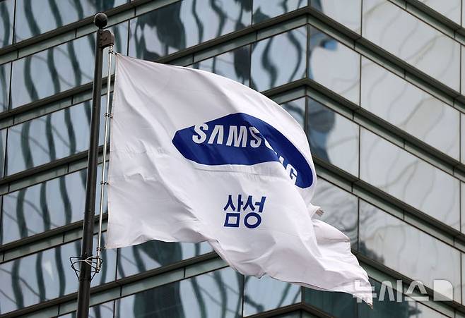 [서울=뉴시스] 김선웅 기자 = 서울 서초구 삼성전자 서초사옥에서 깃발이 휘날리고 있다. 2025.01.31. mangusta@newsis.com