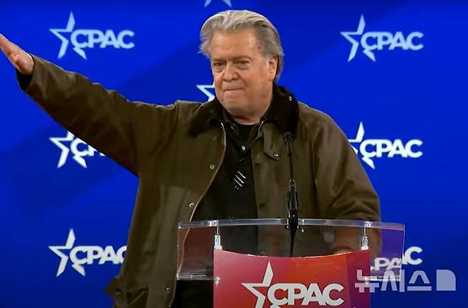 [서울=뉴시스] 도널드 트럼프 대통령 1기 행정부 전 백악관 수석전략가이자 인기 팟캐스트 진행자 스티브 배넌이 지난달 21일 미국 메릴랜드주 내셔널하버에서 열린 보수정치행동회의(CPAC) 연설을 마치면서 '나치 경례'로 보이는 제스처를 취해 논란이 일고 있다. (사진=유튜브 영상 갈무리) 2025.03.10.