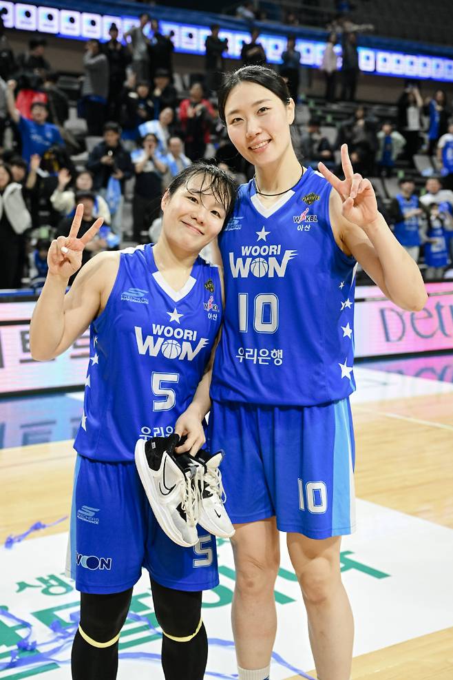 우리은행 심성영과 박혜미. WKBL