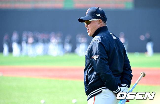 [OSEN=청주, 최규한 기자] 8일 충북 청주야구장에서 ‘2025 신한 SOL BANK KBO리그’ 시범경기 한화 이글스와 두산 베어스의 경기가 열린다. 한화 김경문 감독이 선수들의 훈련을 주시하고 있다.  2025.03.09 / dreamer@osen.co.kr