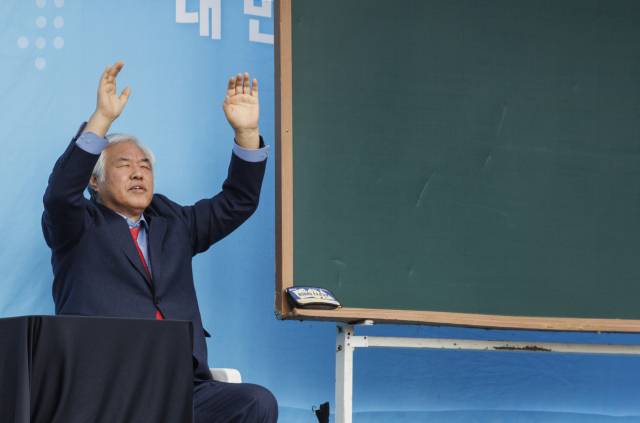 ▲전광훈 사랑제일교회 목사가 2일 서울 종로구 광화문에서 열린 전국 주일 연합예배에 참석해 기도하고 있다. ⓒ연합뉴스
