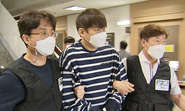 윤성환(가운데)이 2021년 6월 구속 전 피의자 심문을 받은 후 대구지법을 나서고 있다. 연합뉴스