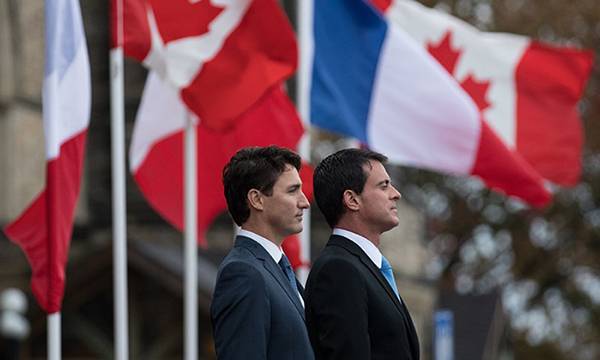 쥐스탱 트뤼도 캐나다 총리(왼쪽)가 2016년 10월 캐나다를 방문한 당시&nbsp;마뉘엘 발스 프랑스를 총리를 환영하는 의식이 진행 중인 가운데 두 나라 국기가 펄럭이고 있다. 캐나다 총리실 홈페이지