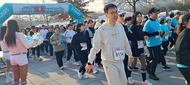 지난 9일 열린 제15회 여의도 벚꽃 마라톤대회 참가자들이 응원을 받으며 출발하고 있다. 한국마라톤TV 제공