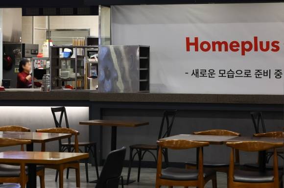 기업회생절차에 돌입한 홈플러스가 자금 집행에 제약이 생기면서 일부 업체들이 매출을 제때 정산받지 못한 것으로 알려졌다. 사진은 지난 7일 ﻿영업을 준비하고 있는 서울의 한 홈플러스 푸드코트 모습. 뉴시스