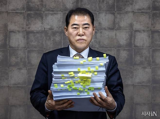 3월4일 경남 창원시 성산구 사무실에서 남상권 변호사가 서류 더미를 들고 있다.ⓒ시사IN 조남진