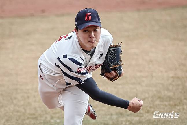롯데 김원중이 8일 KIA전에서 투구하고 있다. /사진=롯데 자이언츠 제공