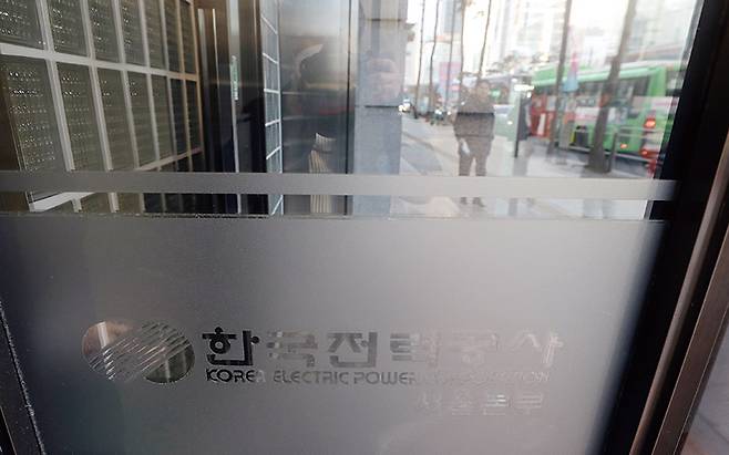 한전은 영업이익이 흑자로 전환하자마자 배당 재개와 함께 인력 충원을 발표했다.[사진｜뉴시스]