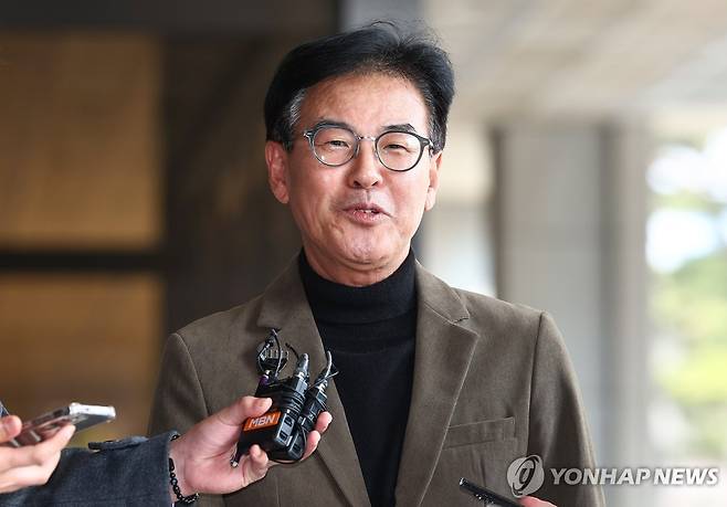 중앙지검 출석하는 강철원 전 서울시 정무부시장 (서울=연합뉴스) 서대연 기자 = 강철원 전 서울시 정무부시장이 10일 서울 서초구 서울중앙지방검찰청에서 열리는 오세훈-명태균 여론조사 대납 의혹 관련 참고인 및 고소인 조사에 출석하며 취재진의 질문에 답하고 있다. 2025.3.10 dwise@yna.co.kr