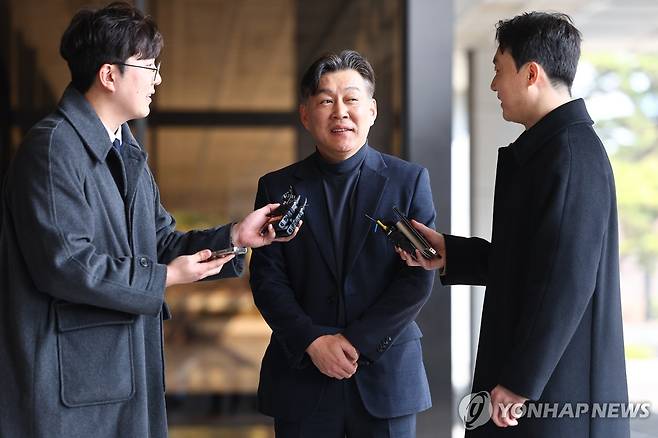 중앙지검 출석하는 박찬구 전 서울시 정무특보 (서울=연합뉴스) 서대연 기자 = 박찬구 전 서울시 정무특보가 10일 서울 서초구 서울중앙지방검찰청에서 열리는 오세훈-명태균 여론조사 대납 의혹 관련 참고인 및 고소인 조사에 출석, 취재진의 질문에 답하고 있다. 2025.3.10 dwise@yna.co.kr