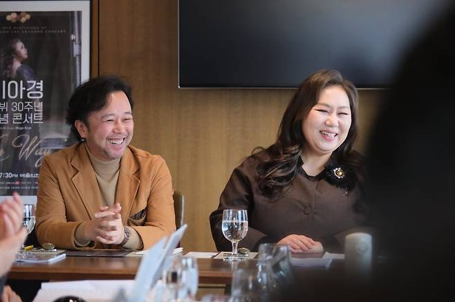 메조소프라노 이아경과 피아니스트 김도석 메조소프라노 이아경과 피아니스트 김도석이 10일 한국프레스센터에서 열린 기자간담회에서 발언하고 있다. [SMI엔터테인먼트 제공. 재판매 및 DB금지]