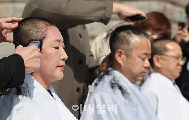 [이데일리 노진환 기자] 전진숙(왼쪽부터), 박홍배, 김문수 더불어민주당 의원이 11일 오후 서울 여의도 국회 본청 앞 계단에서 윤석열 조기 파면촉구 삭발식을 하고 있다.