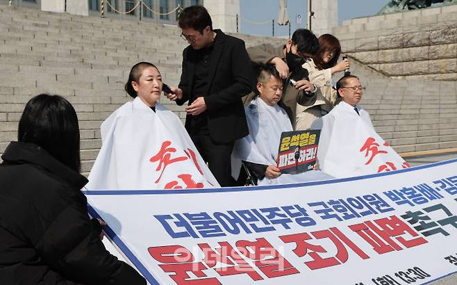 [이데일리 노진환 기자] 전진숙(왼쪽부터), 박홍배, 김문수 더불어민주당 의원이 11일 오후 서울 여의도 국회 본청 앞 계단에서 윤석열 조기 파면촉구 삭발식을 하고 있다.