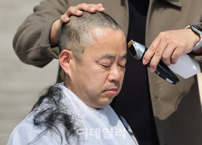 [이데일리 노진환 기자] 박홍배 더불어민주당 의원이 11일 오후 서울 여의도 국회 본청 앞 계단에서 윤석열 조기 파면을 촉구하며 삭발을 하고 있다.
