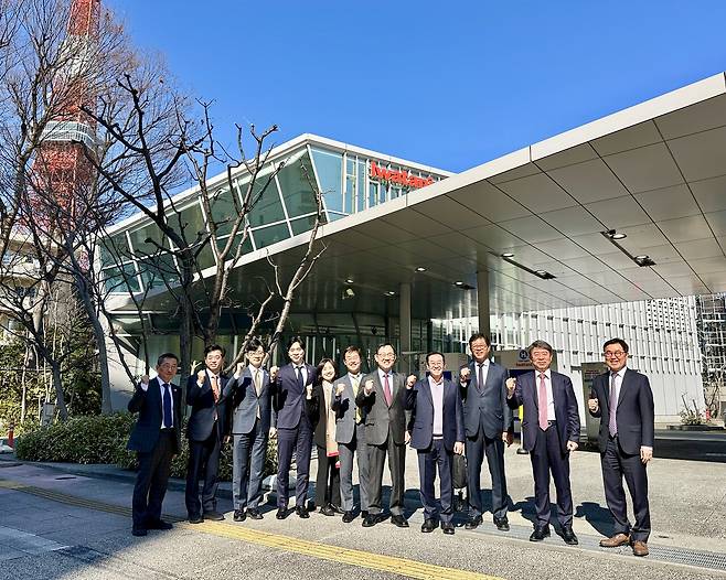 한일의원연맹 일본 방문단 및 관계자가 10일 도쿄타워 수소충전소 앞에서 기념촬영을 하고 있다.