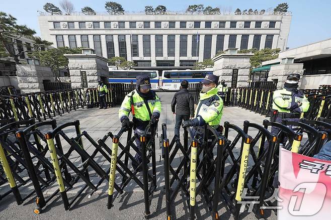 11일 서울 종로구 헌법재판소 출입로가 엄격히 통제되고 있다. 2025.3.11/뉴스1 ⓒ News1 민경석 기자