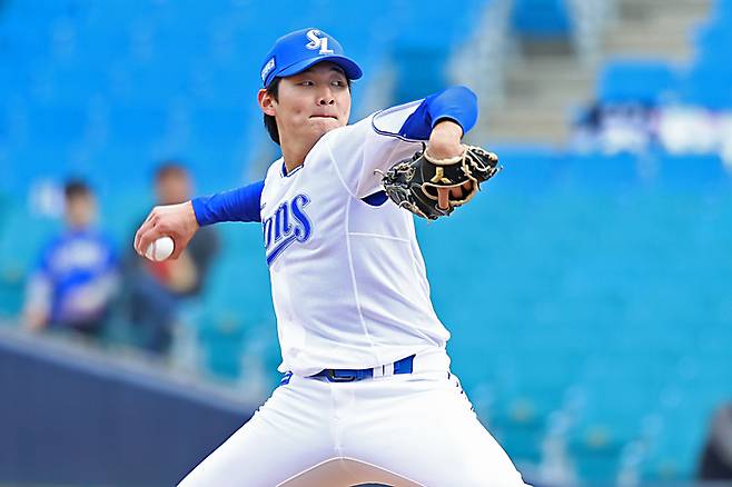 삼성 육선엽이 10일 대구삼성라이온즈파크에서 열린 2025 KBO리그 시범경기 두산전에서 역투하고 있다. 사진 | 삼성 라이온즈