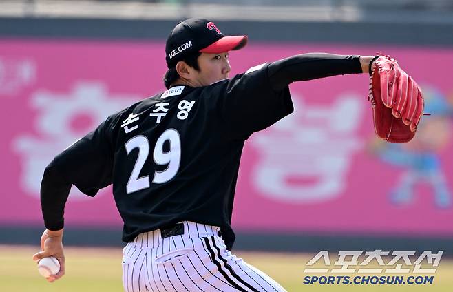 9일 수원KT위즈파크에서 열린 KBO리그 KT 위즈와 LG 트윈스의 시범경기. LG 손주영이 역투하고 있다. 수원=박재만 기자 pjm@sportschosun.com/2025.03.09/